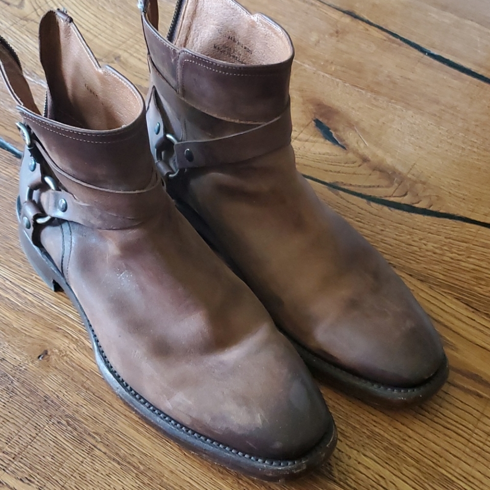 NEW NEW Frye Mens 10. Harness back zip.